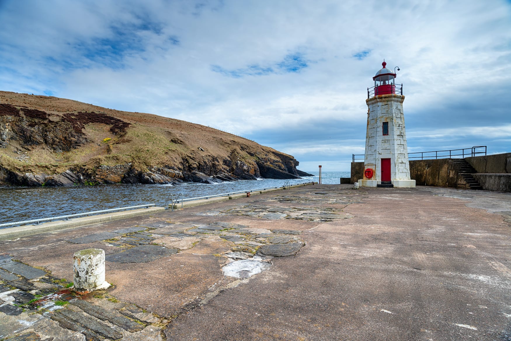 Leuchtturm im Lybster Harbour in Schottland