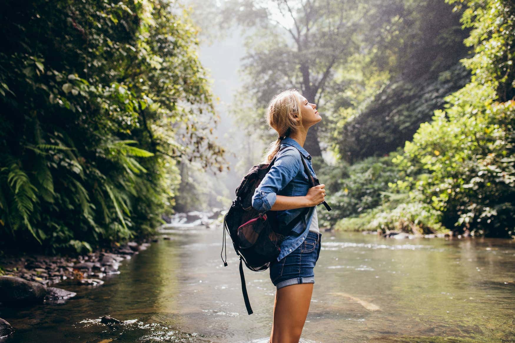 Junge Wanderin in einem Wald