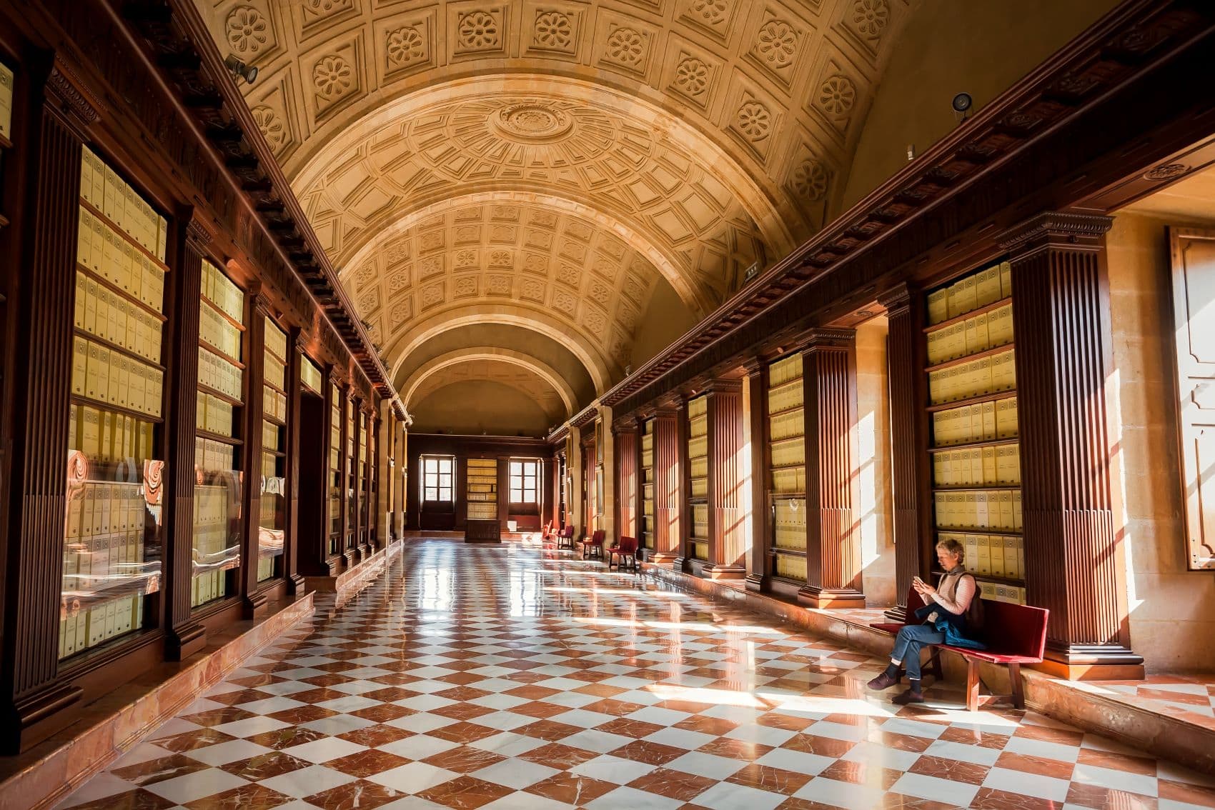 Besucherin im Archivo General de Indias, Sevilla