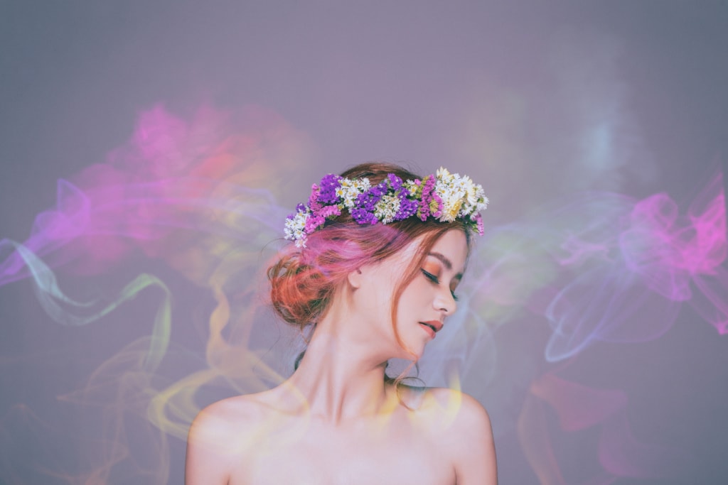Winter Parfums: Frau mit Blumenkranz und bunter Duftwolke