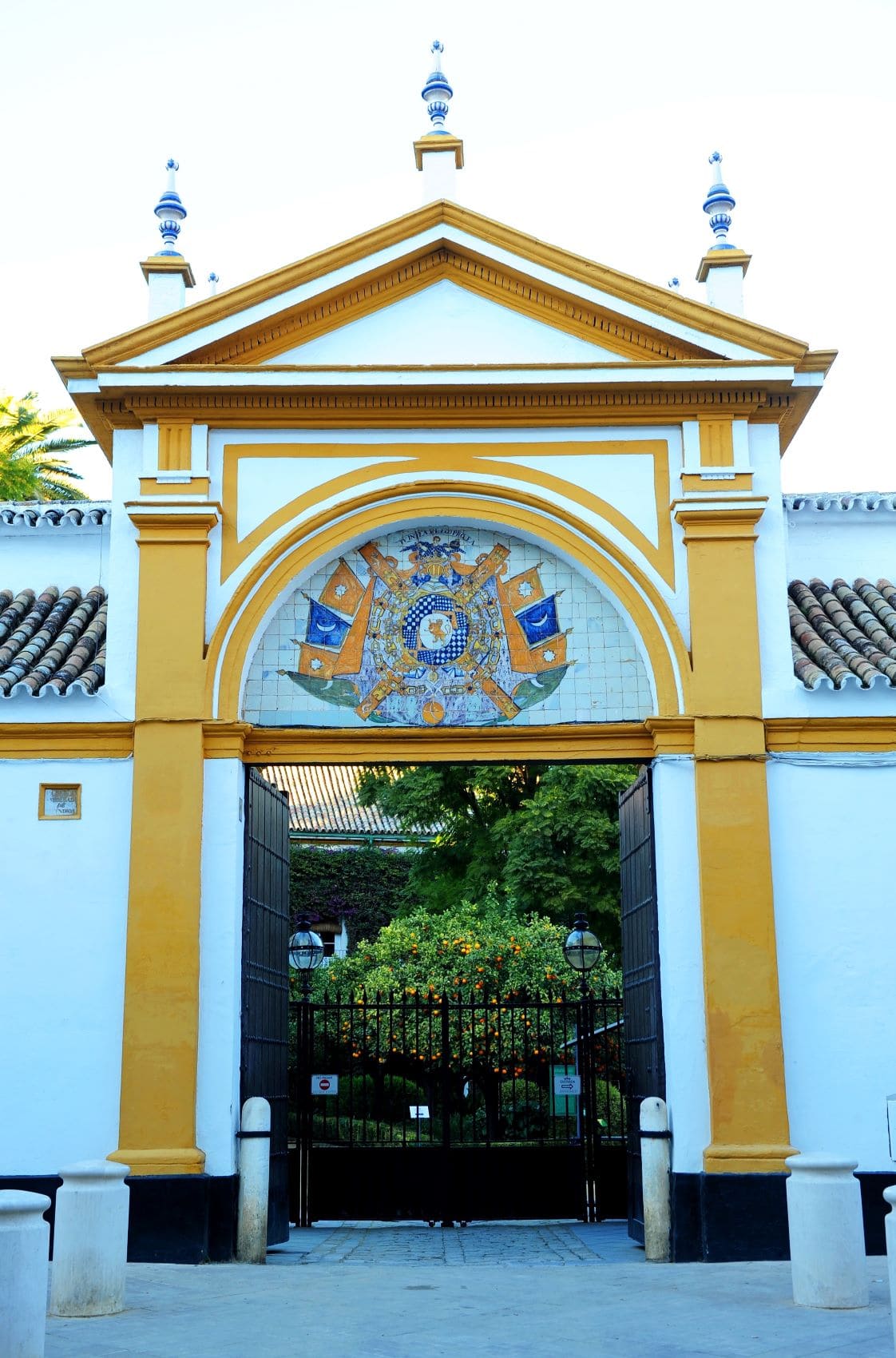 Haupteingang des Casa Palacio de Las Dueñas in Sevilla, Andalusien