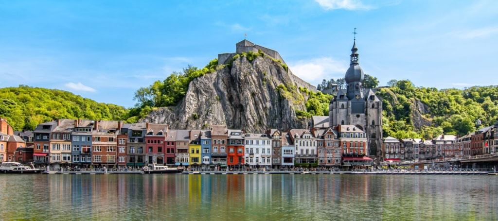 Blick auf die Altstadt von Dinant in der Wallonie, Belgien