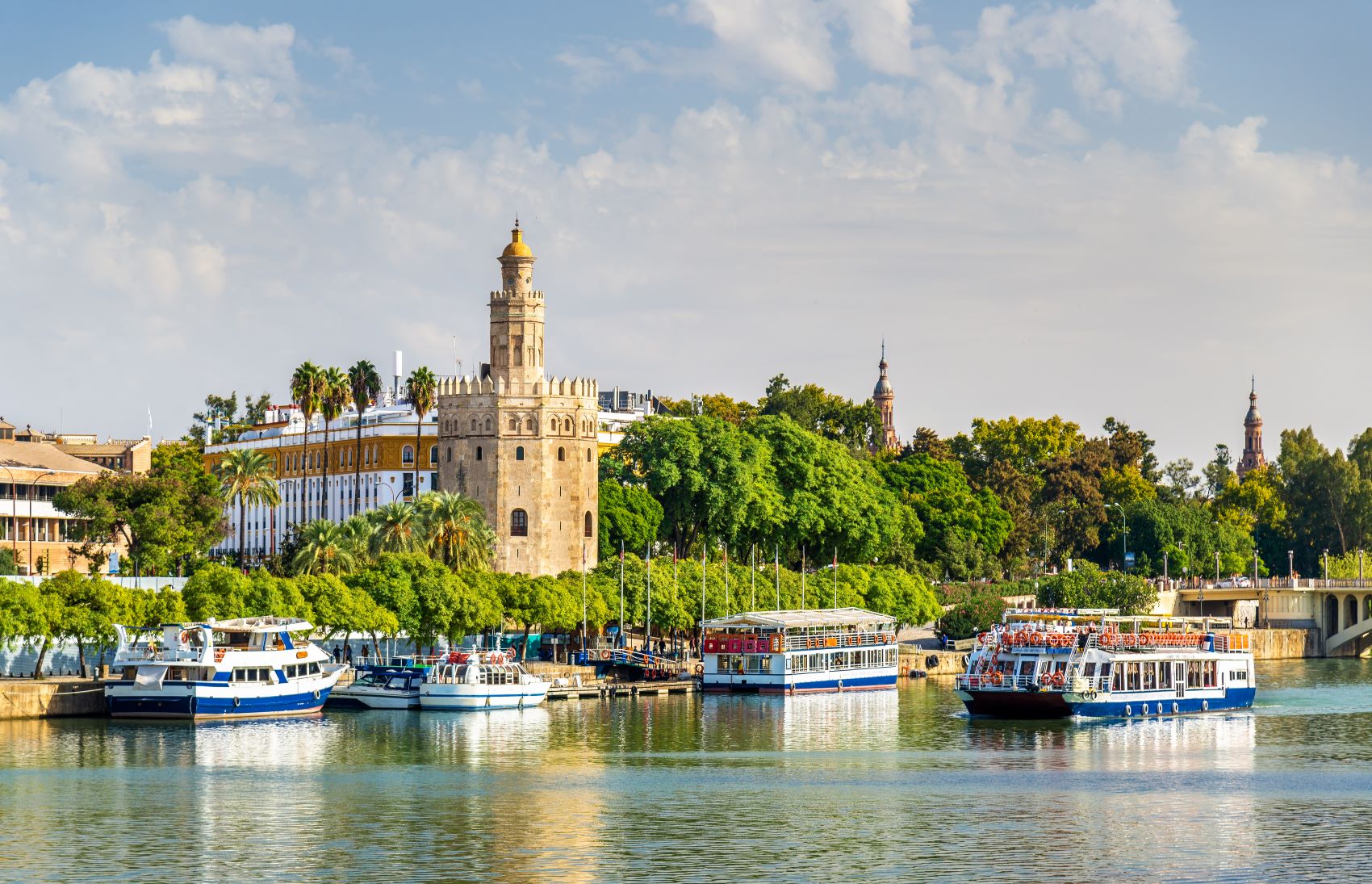 Ausflugsschiffe auf Fluss Guadalquivir in Sevilla