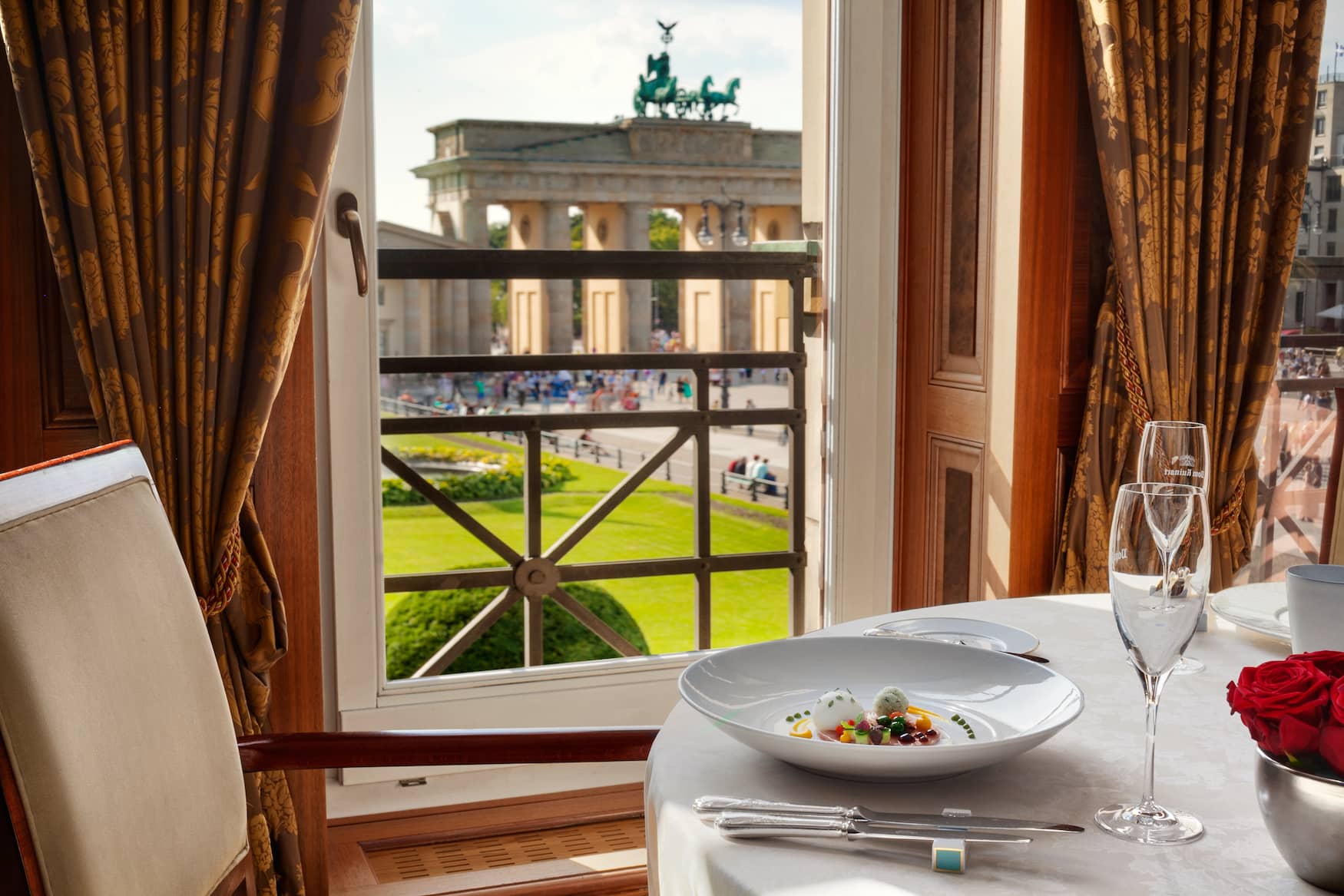 Lorenz Adlon Esszimmer in Berlin mit Aussicht auf das Brandenburger Tor