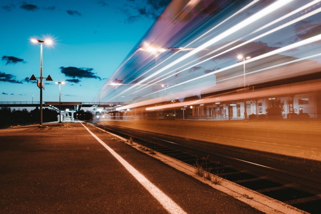 Nachtzug rast durch Bahnhof 