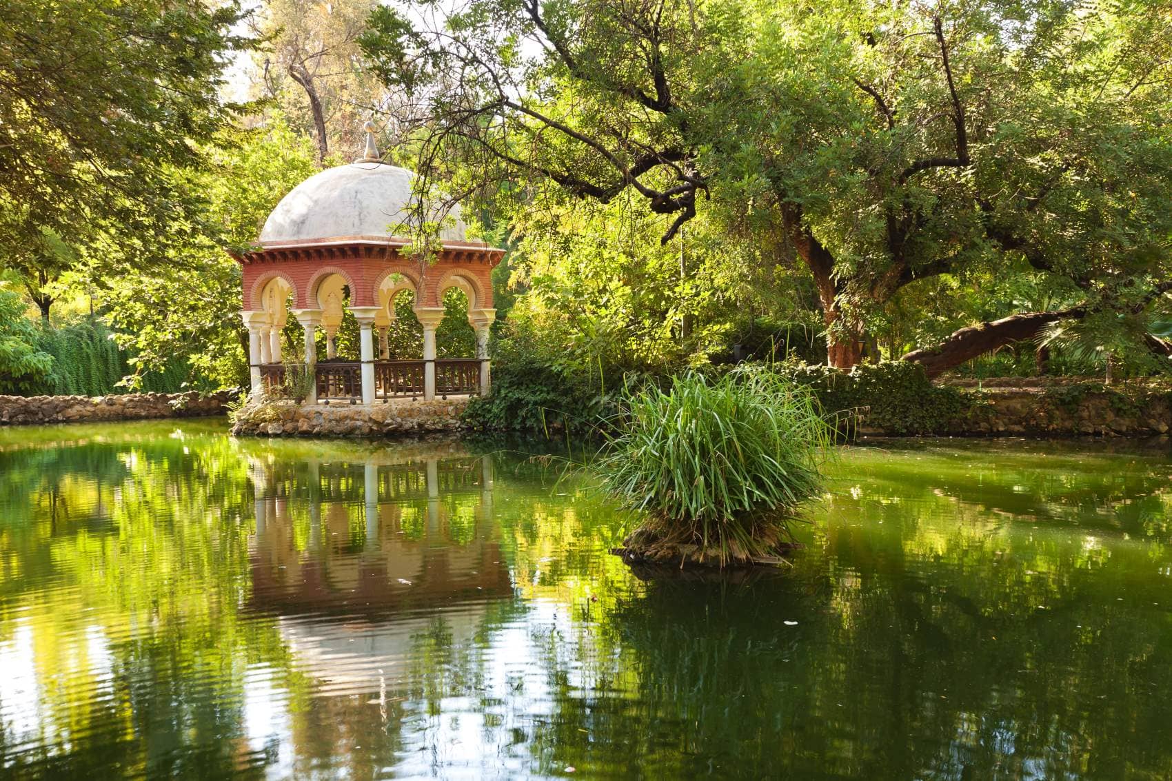 Pavillon am Teich im Parque Maria Luisa in Sevilla