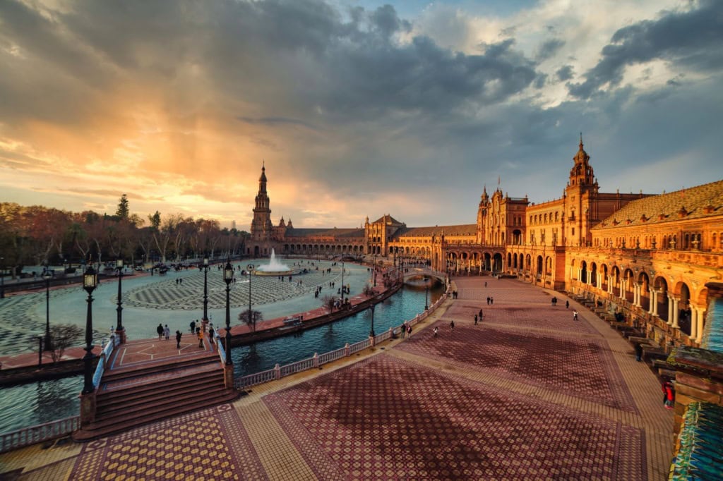 Plaza España in Sevilla bei Sonnenuntergang