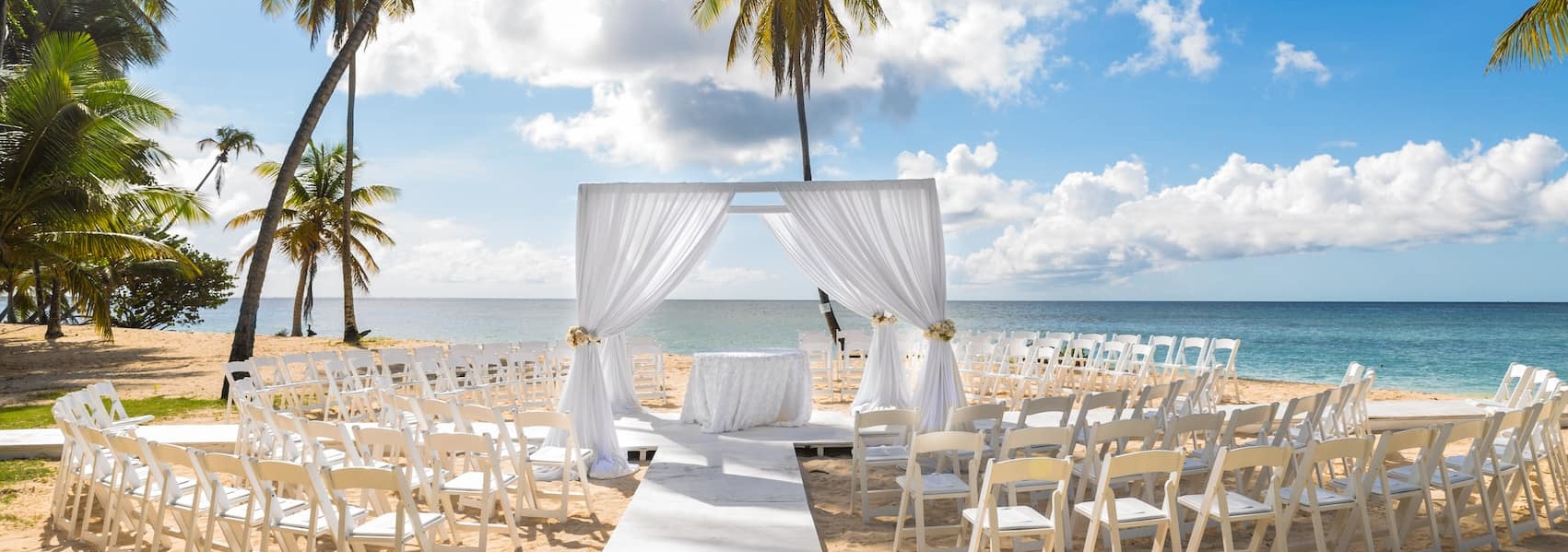 Strandpavillion für Hochzeit am Strand von Tobago