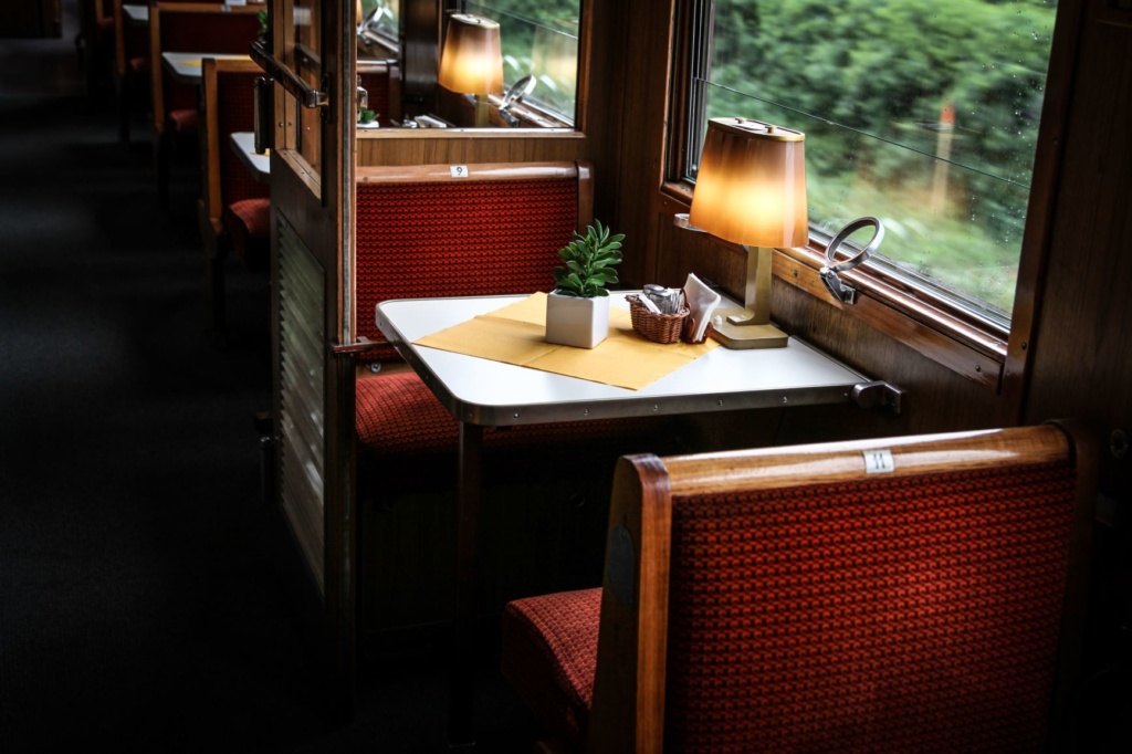 Blick in den Speisewagen eines alten Mitropa-Zuges 