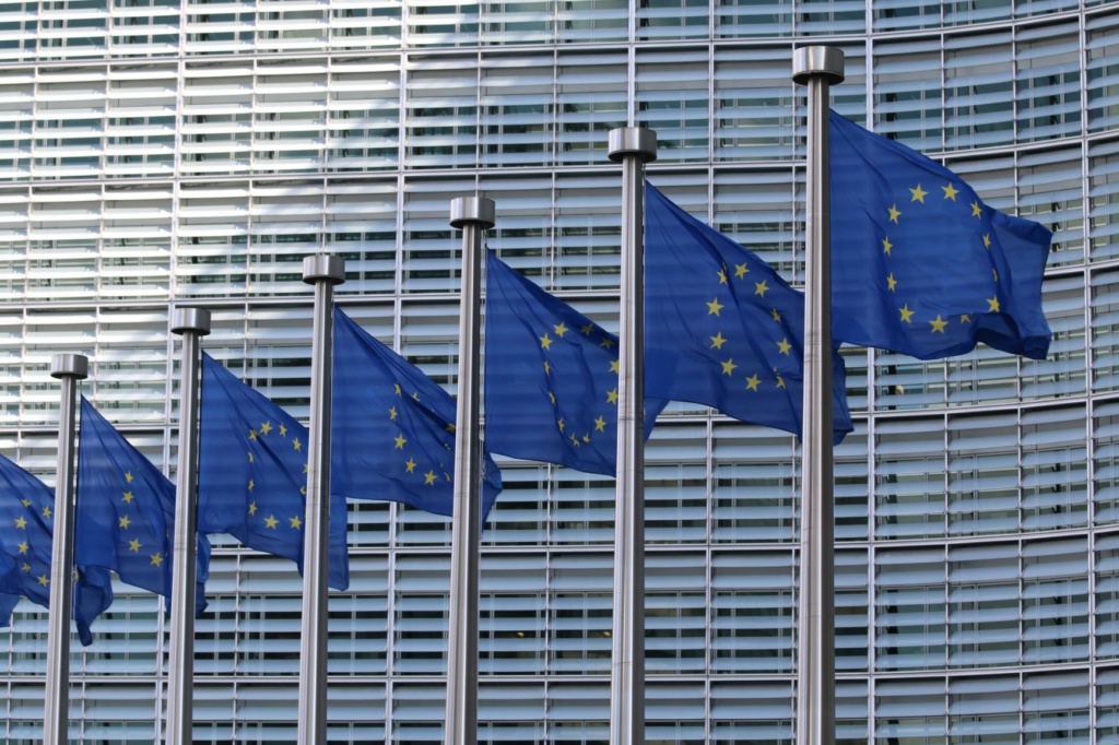 EU-Flaggen vor EU-Gebäude in Brüssel