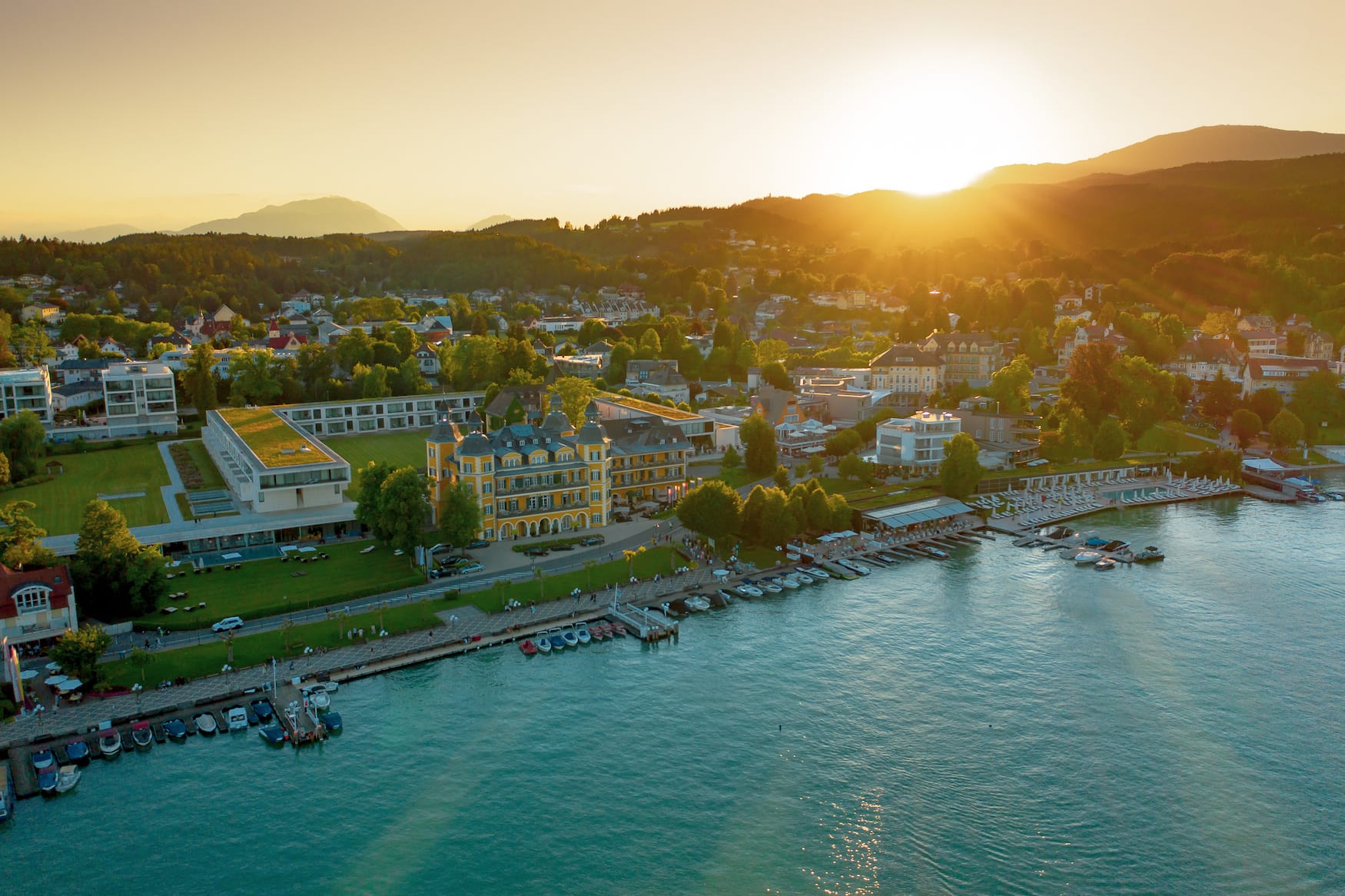 Aussicht auf das gelbe Schlosshotel in Velden
