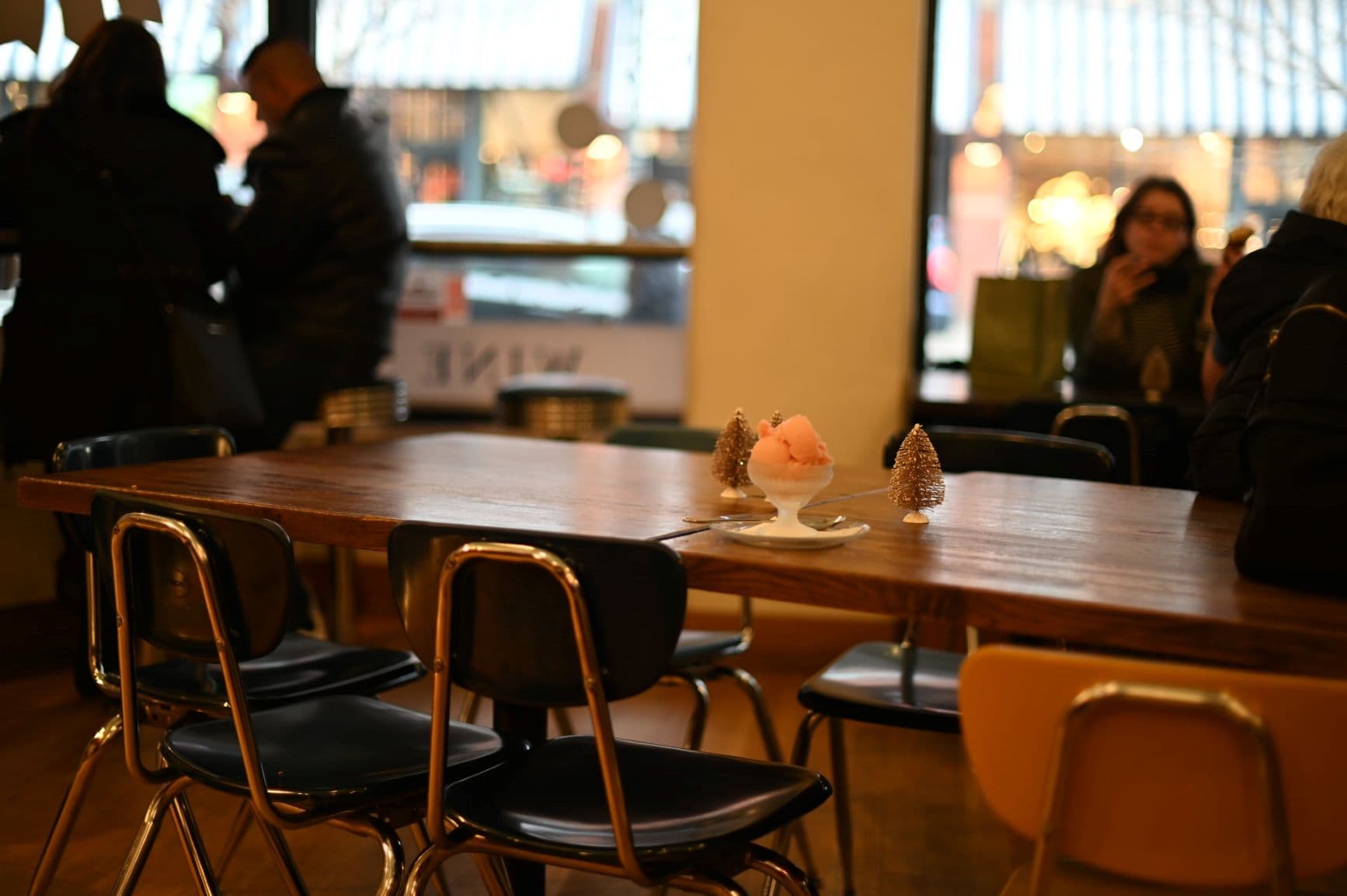 Leerer Tisch und leere Stühle in Restaurant in Seattle