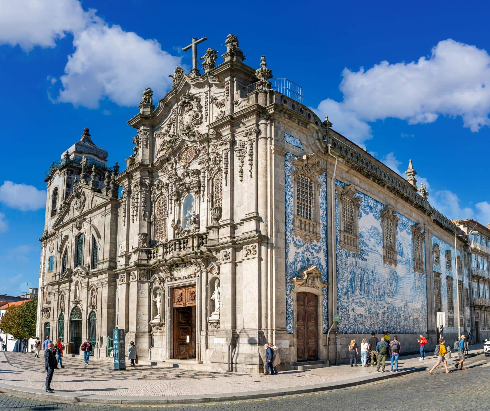 Fassade der Igreja do Carmo in Porto