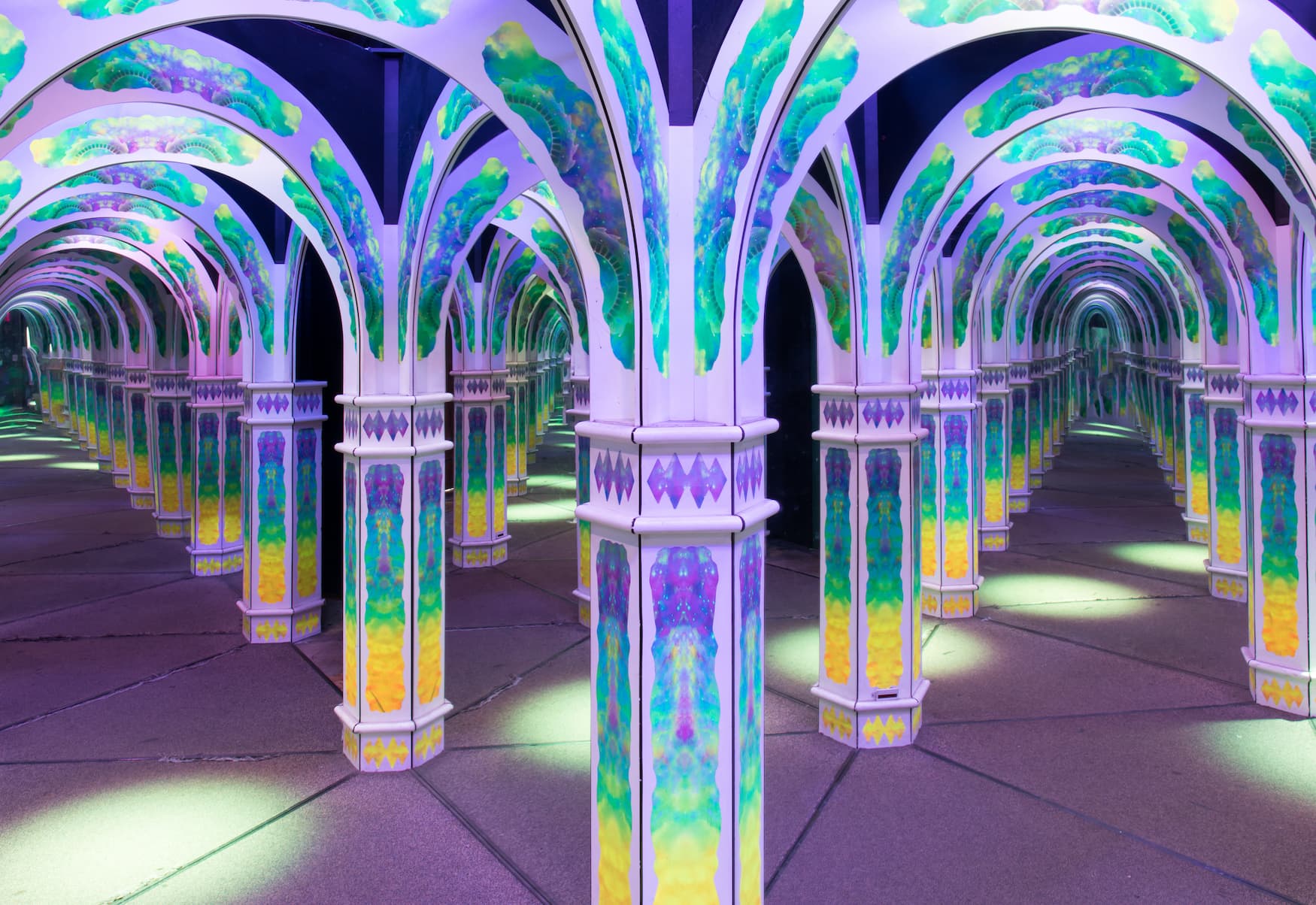 Magowans unendliches Spiegellabyrinth im Pier 39. Gewölbte Türöffnungen und Säulen bilden die Grundlage für dieses bunte Spiegellabyrinth für Erwachsene und Kinder.