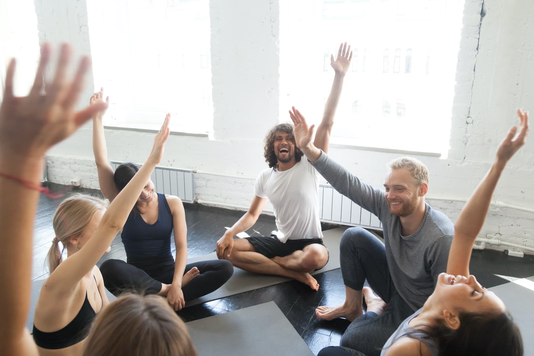 Gruppe junger Menschen beim Lachyoga