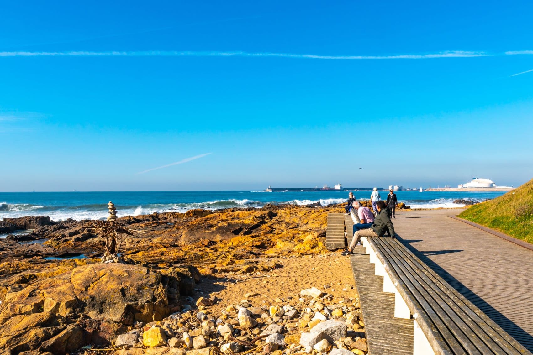 Besucher auf Promenade am Praia do homem do leme in Porto