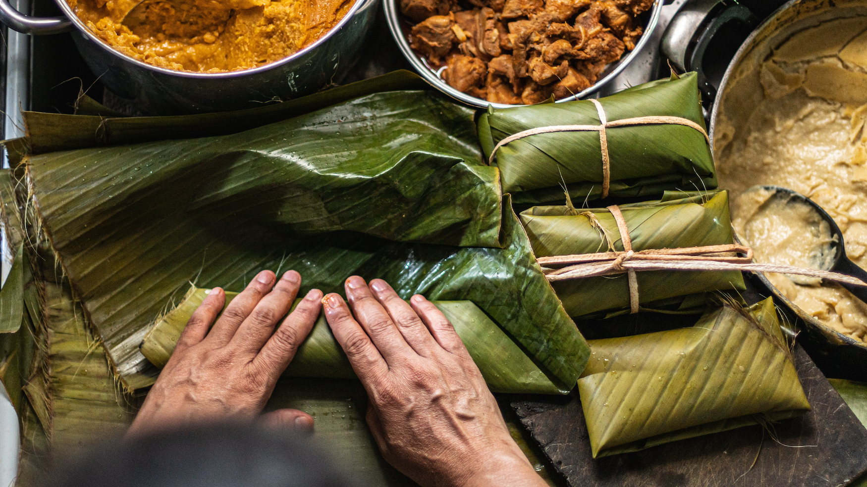 Person bereitet Tamales zur Weihnachtszeit in Honduras vor