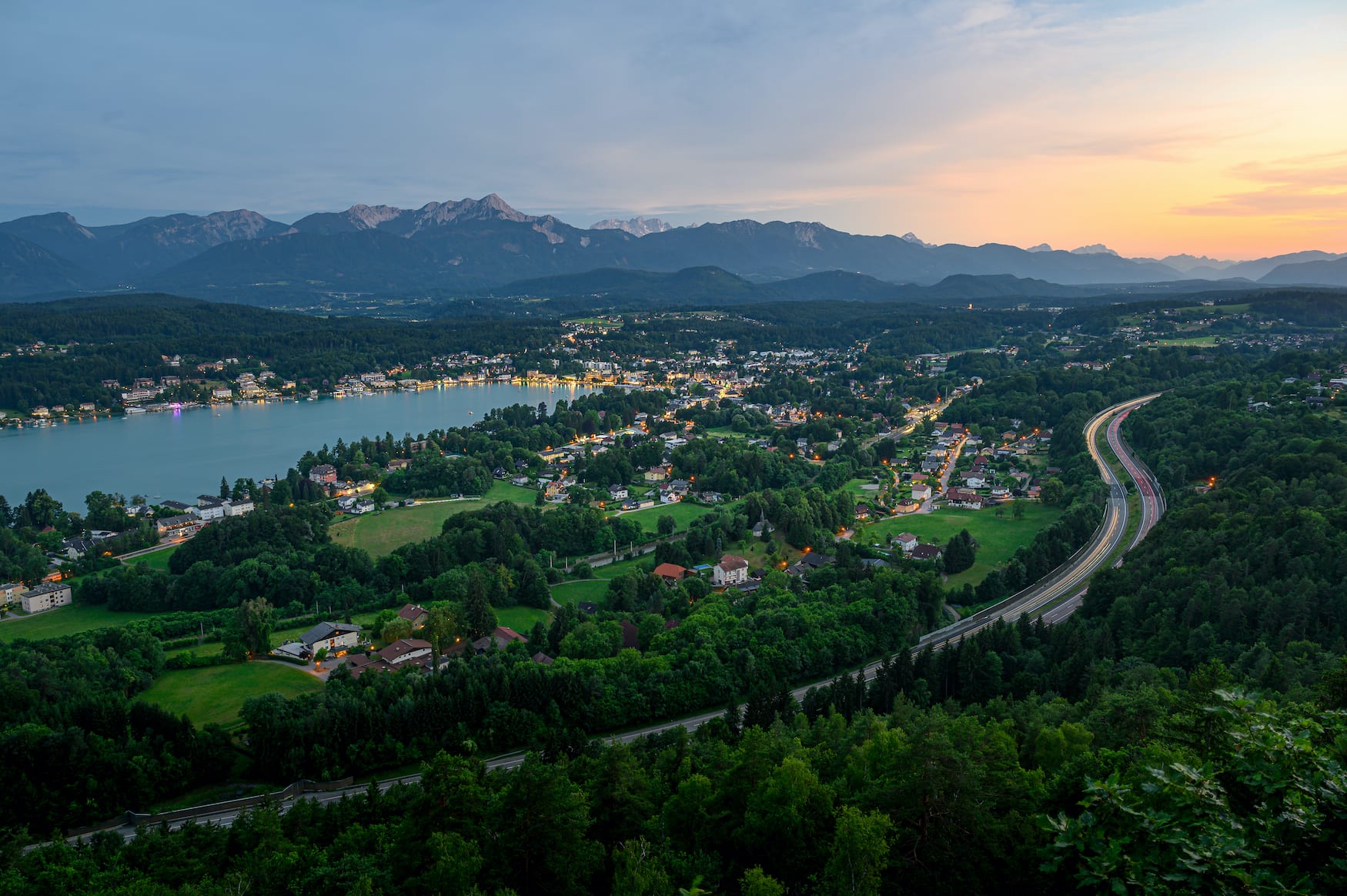 Blick auf Velden am Wörthersee in Österreich