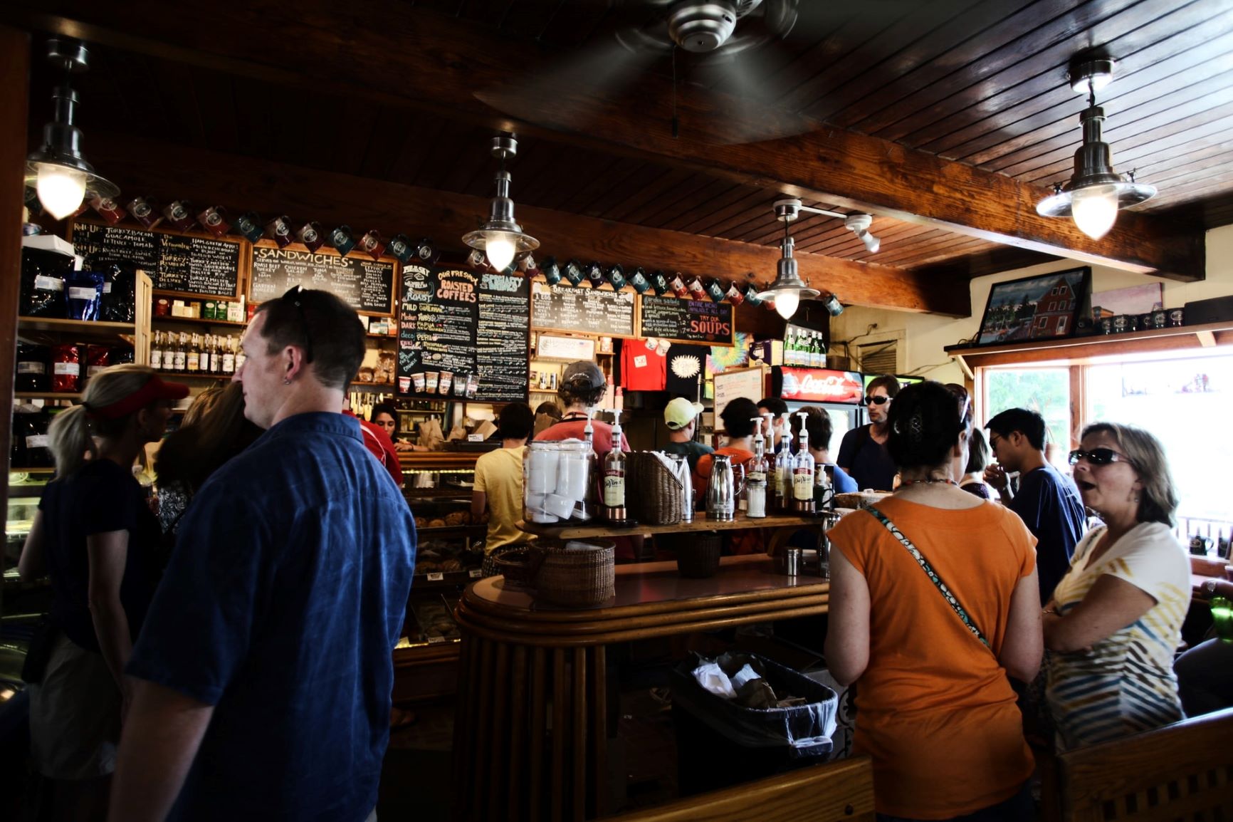 Warteschlange in einem Cafe in den USA