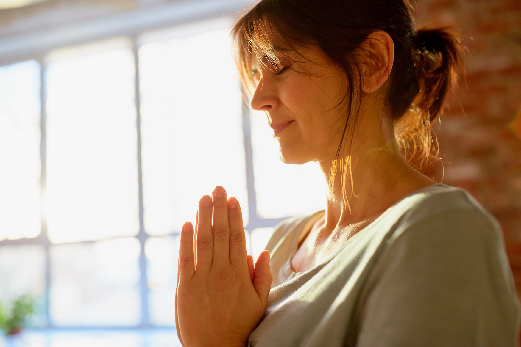 Frau bei Meditation
