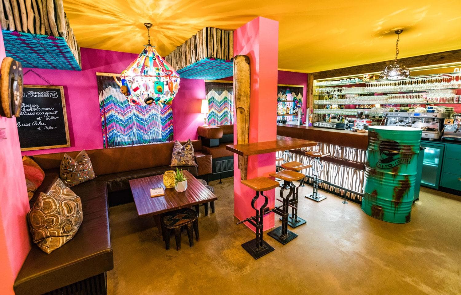 Inneneinrichtung des Afro Cafes in Salzburg
