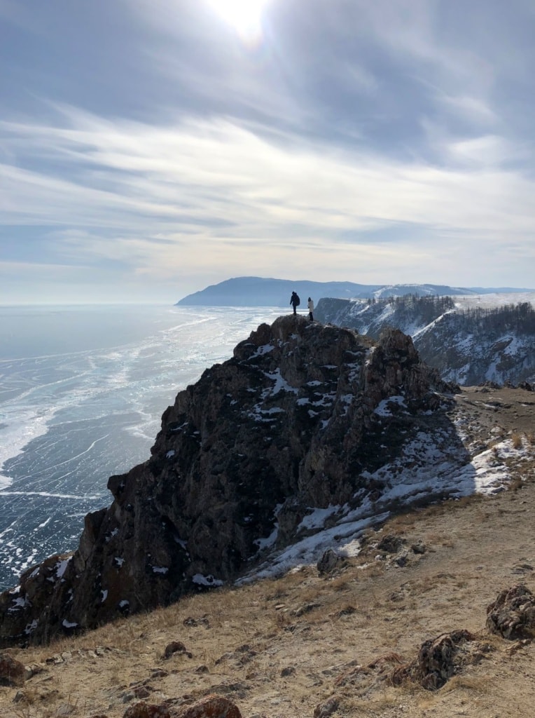 Besucher auf einem Felsen am Baikalsee in Sibirien 