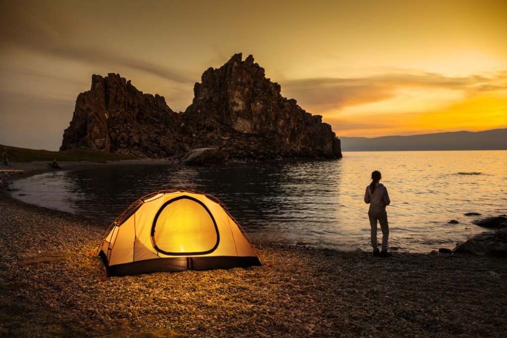 Person und Zelt am Ufer des Baikalsees