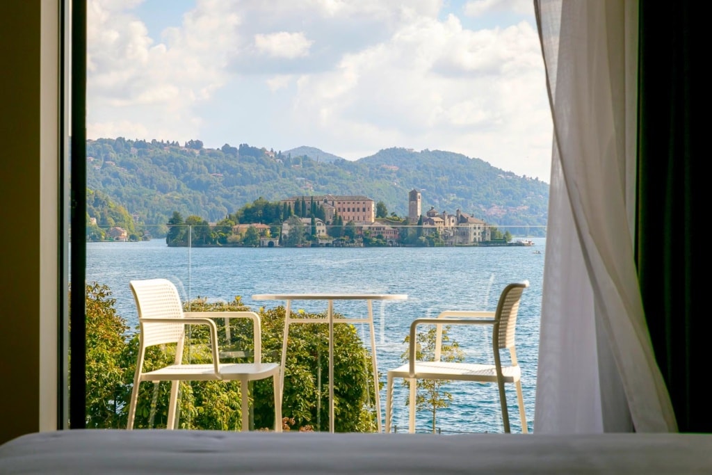 Aussicht vom Hotelzimmer auf den Balkon und dem See dahinter