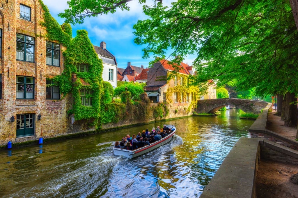 Touristen-Boot auf einem Kanal in Brügge 