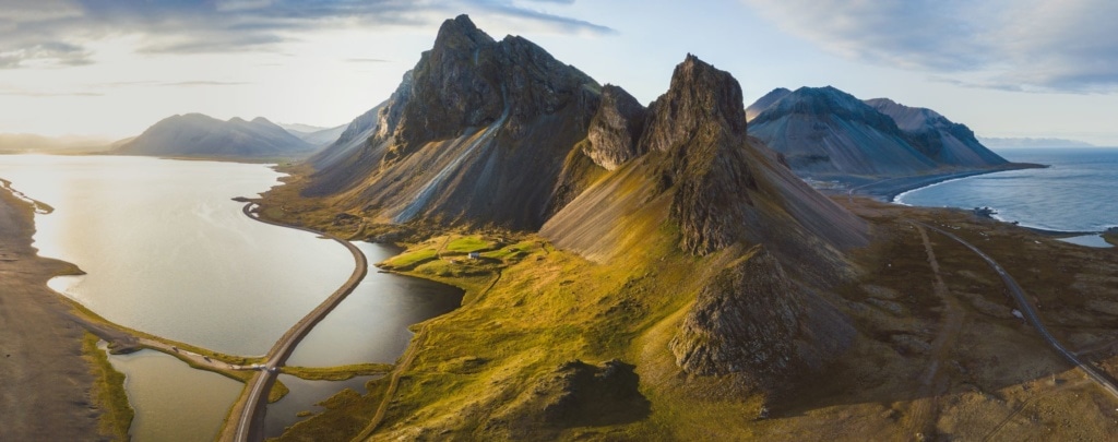 Blick auf die Landschaft in Island aus der Vogelperspektive