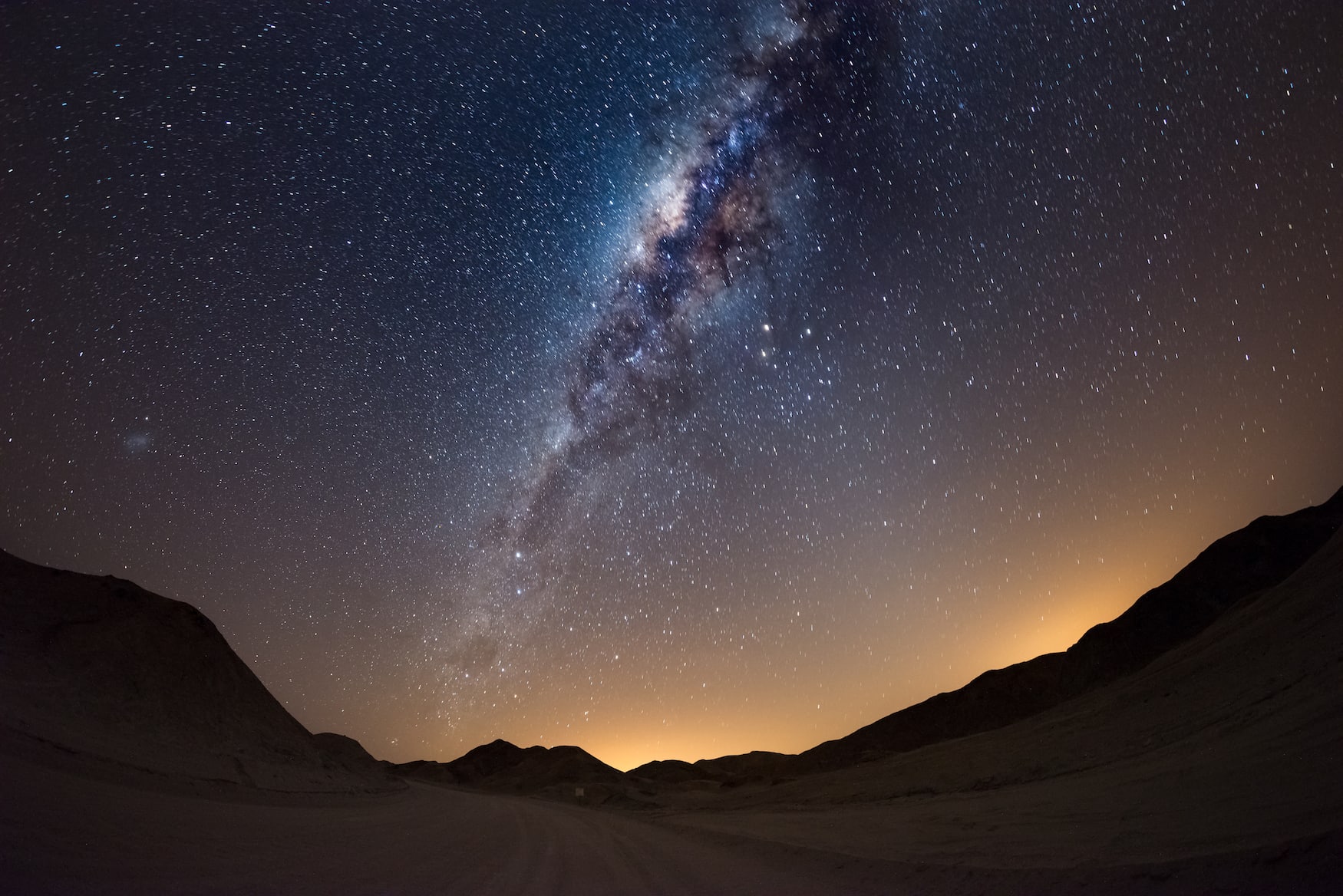 Milchstraße über den Dünen der Namibi Wüste