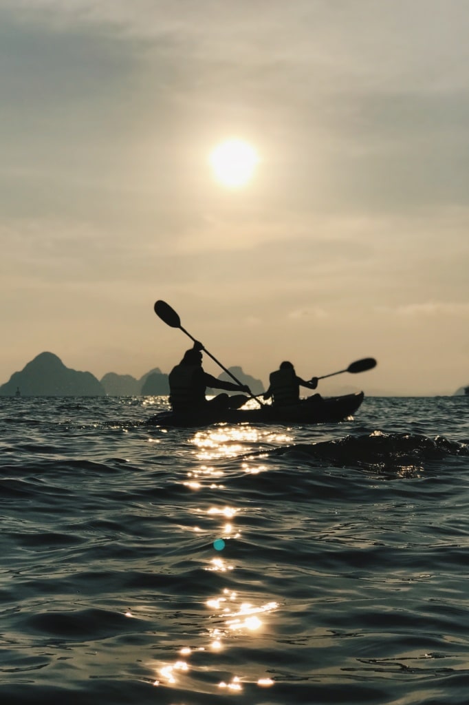 Zwei Kanuten auf dem Meer in Thailand