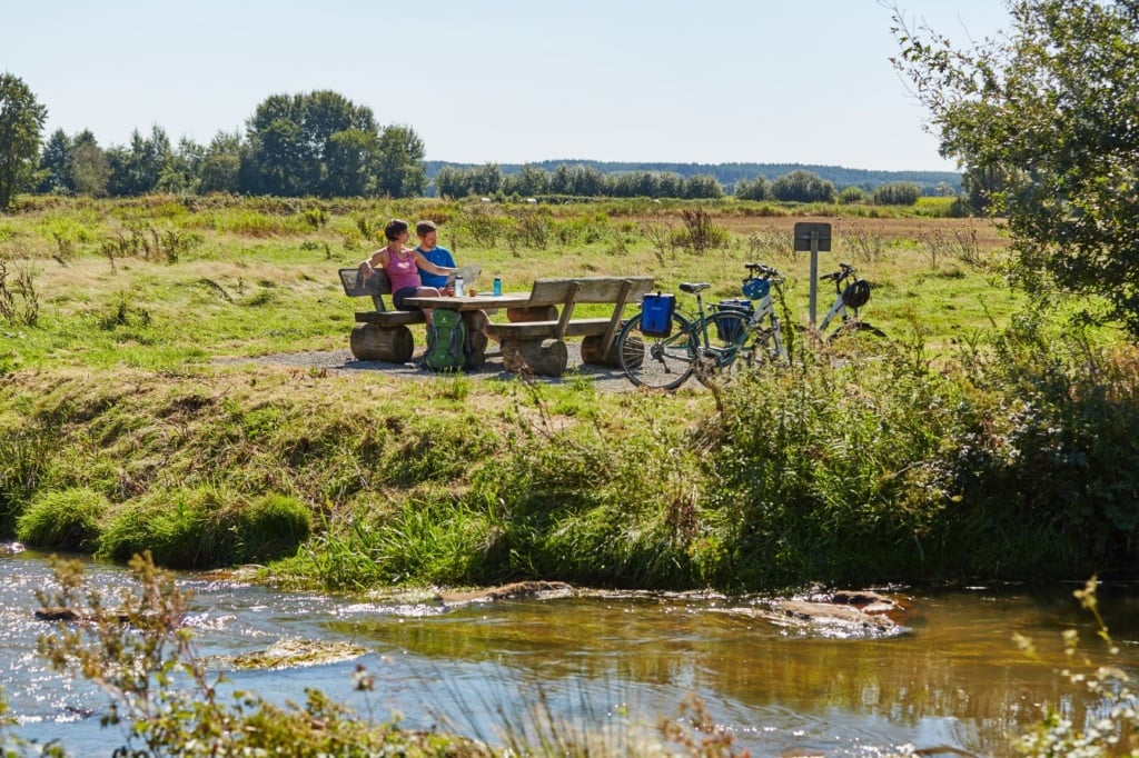 Radfahrer pausieren an der Ohe