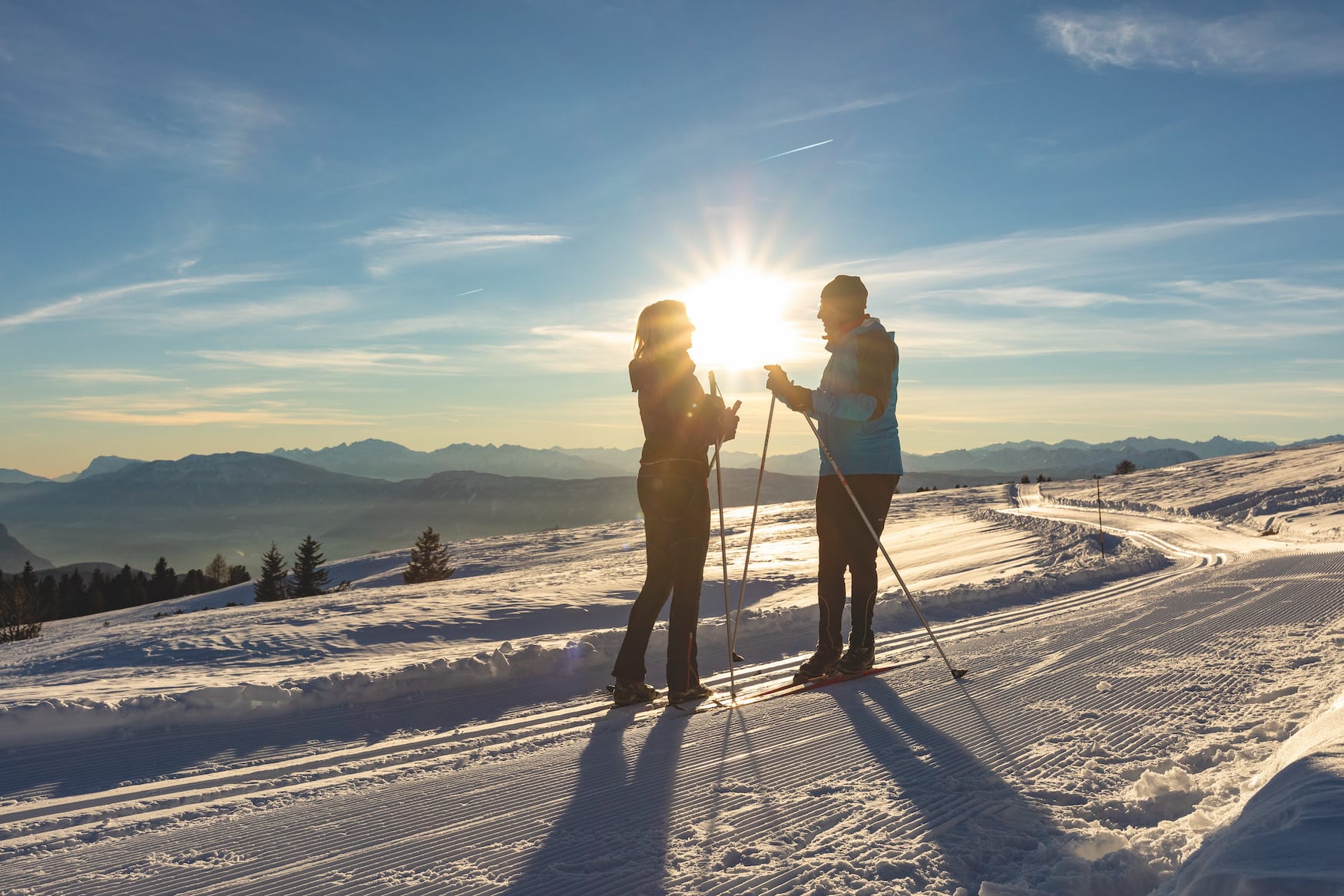 Langläufer in Ritten am Rittner Horn während Dämmerung