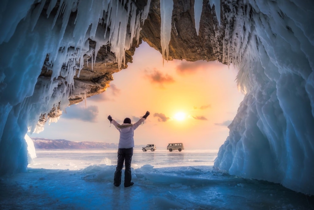 Tourist im Winter auf dem zugefrorenen Baikalsee