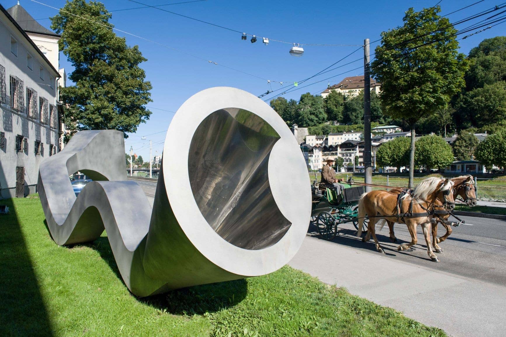 roßformatige Skulptur aus Edelstahl von Manfred Wakobinger in Salzburg