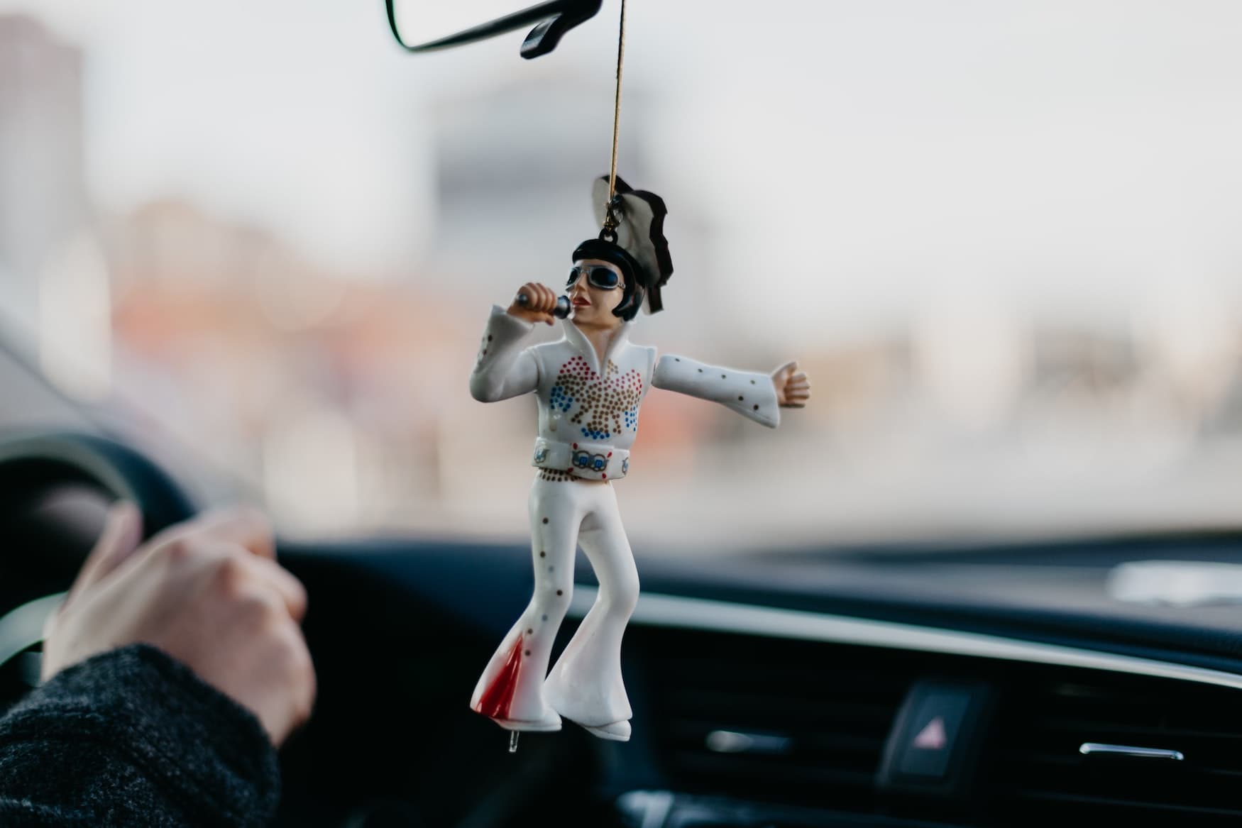 Elvis-Figur hängt in Auto