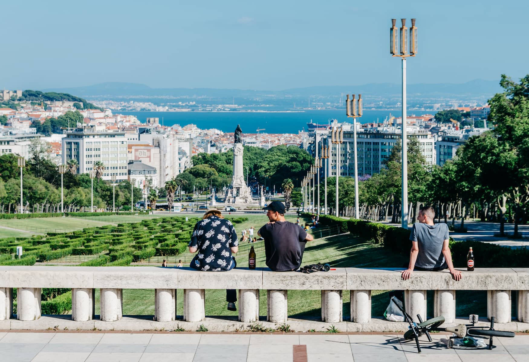 Jugendliche in einem Park in Lissabon