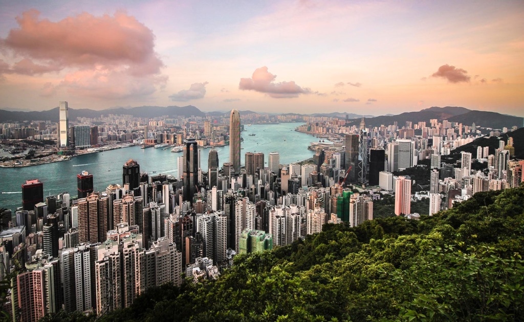 Skyline von Hongkong in der Abenddämmerung