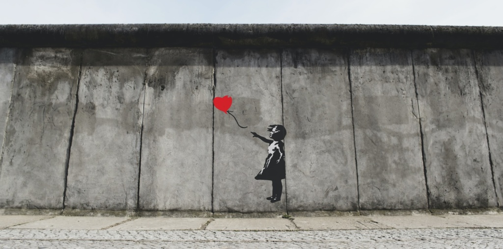 Street Art Berliner Mauer: Mädchen mit Herz-Luftballon