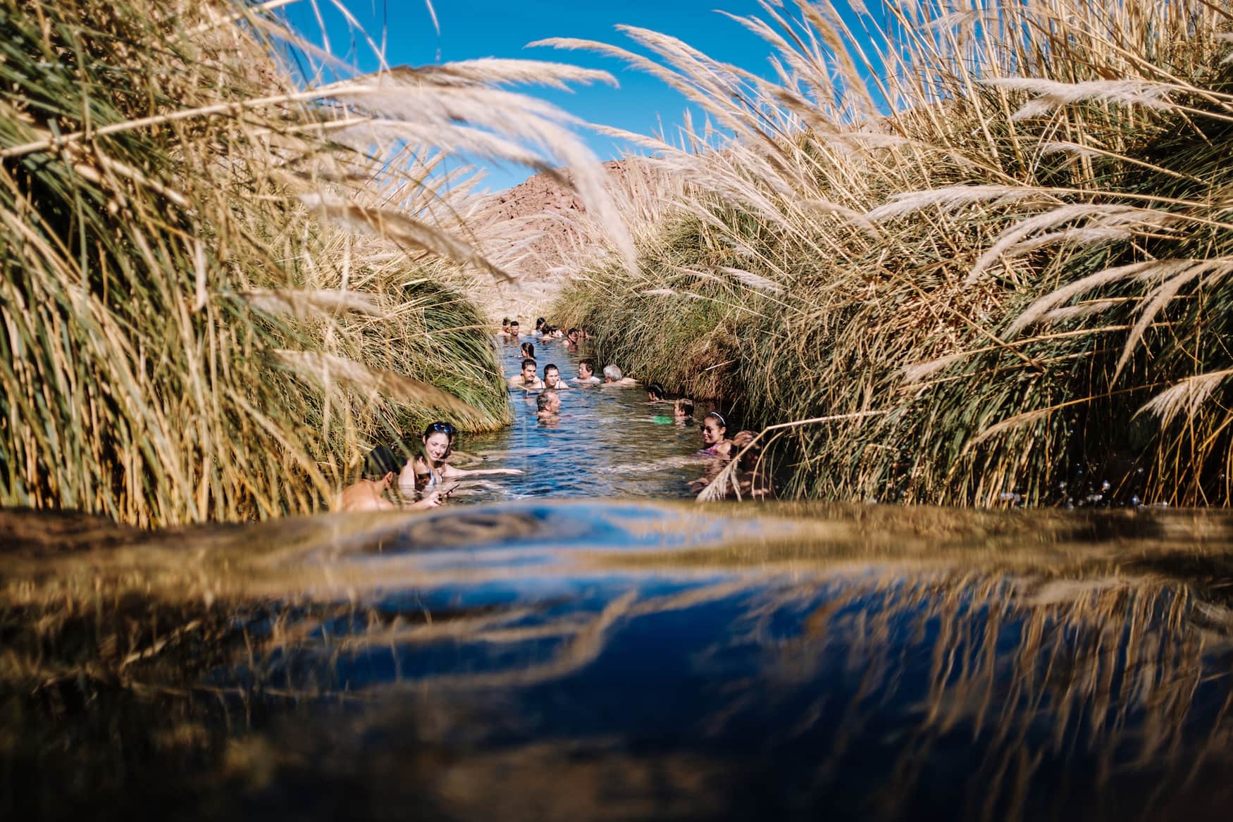 Menschen baden im Fluss