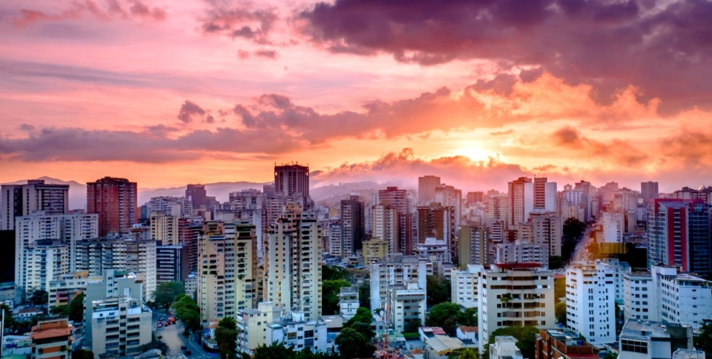 Sonnenuntergang mit Blick auf die Skyline in Caracas, Venezuela