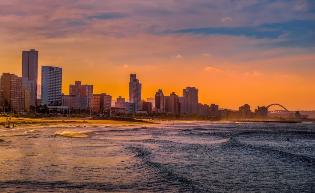 Strand und Hochhäuser in Durban, Südafrika