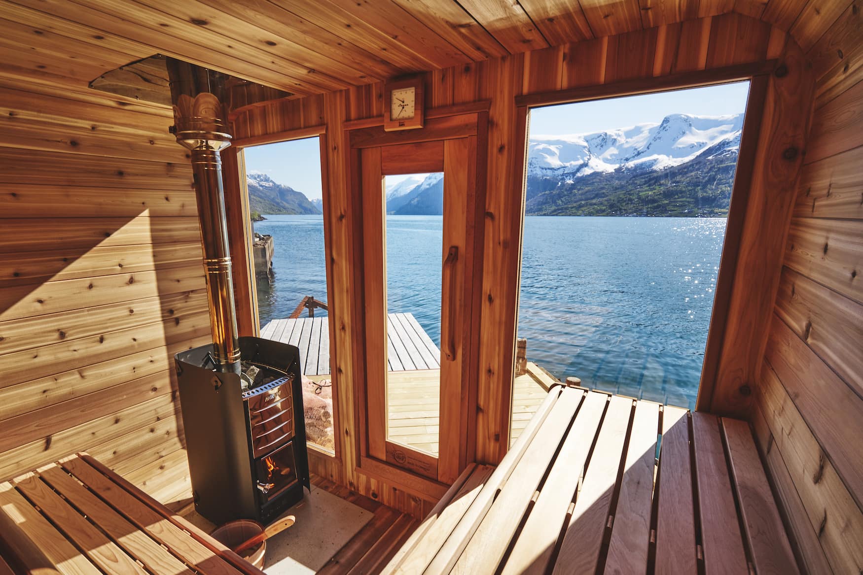 Sauna in norwegischer Landschaft it Blick aufs Fjord