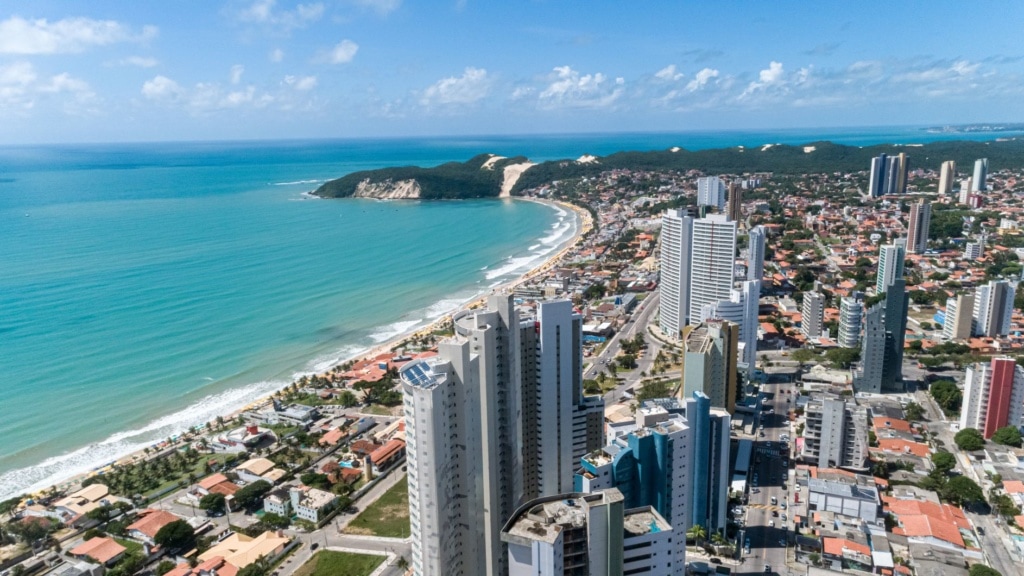 Hochhäuser und Strand in Natal, Brasilien 
