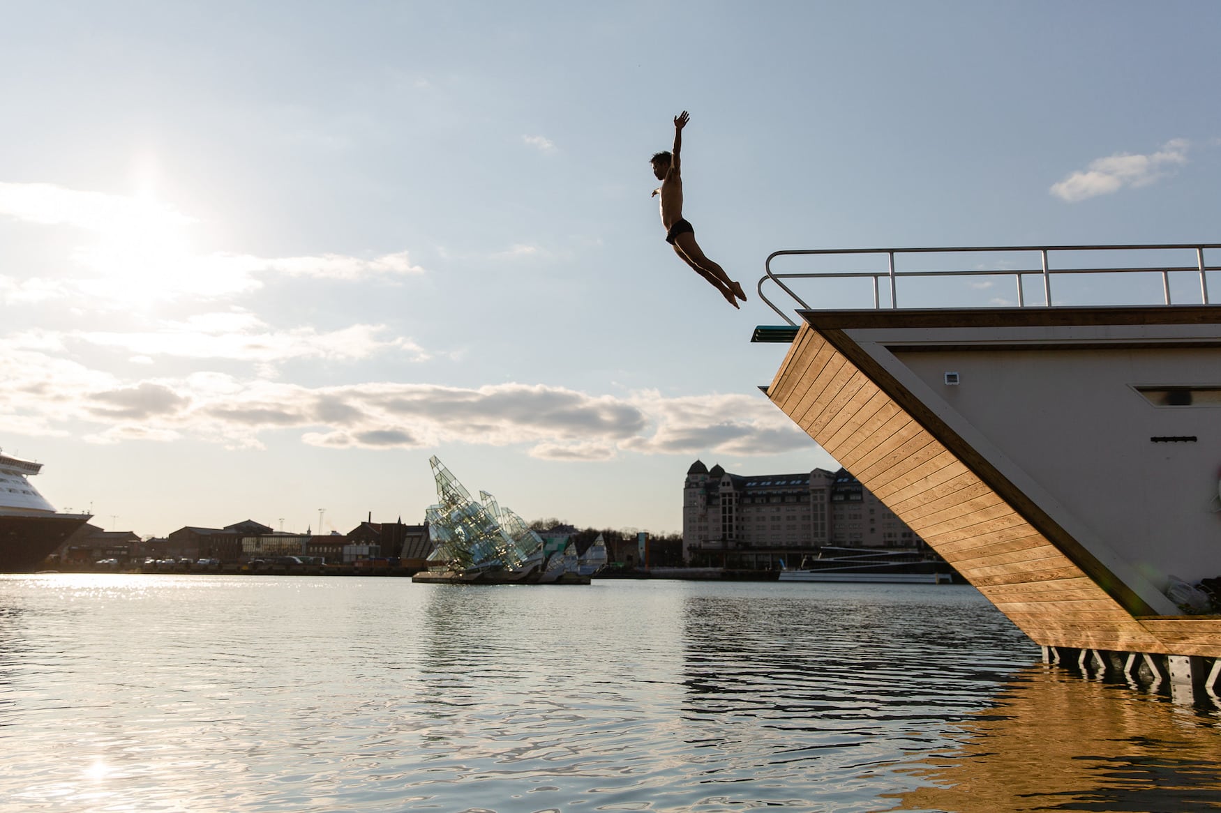 Mann springt von Sauna in Oslo ins Wasser