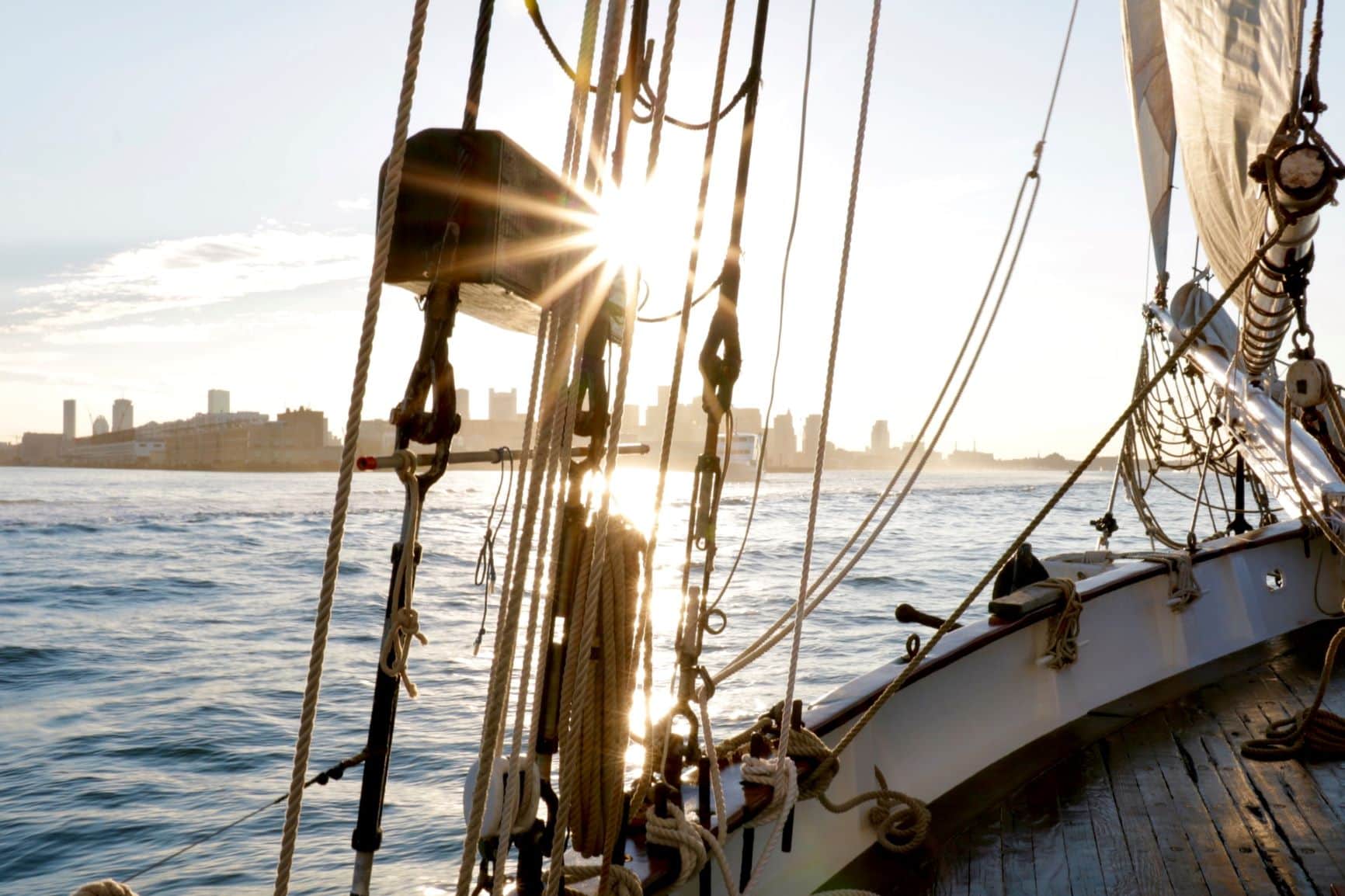 Blick auf Boston von einem Segelboot aus