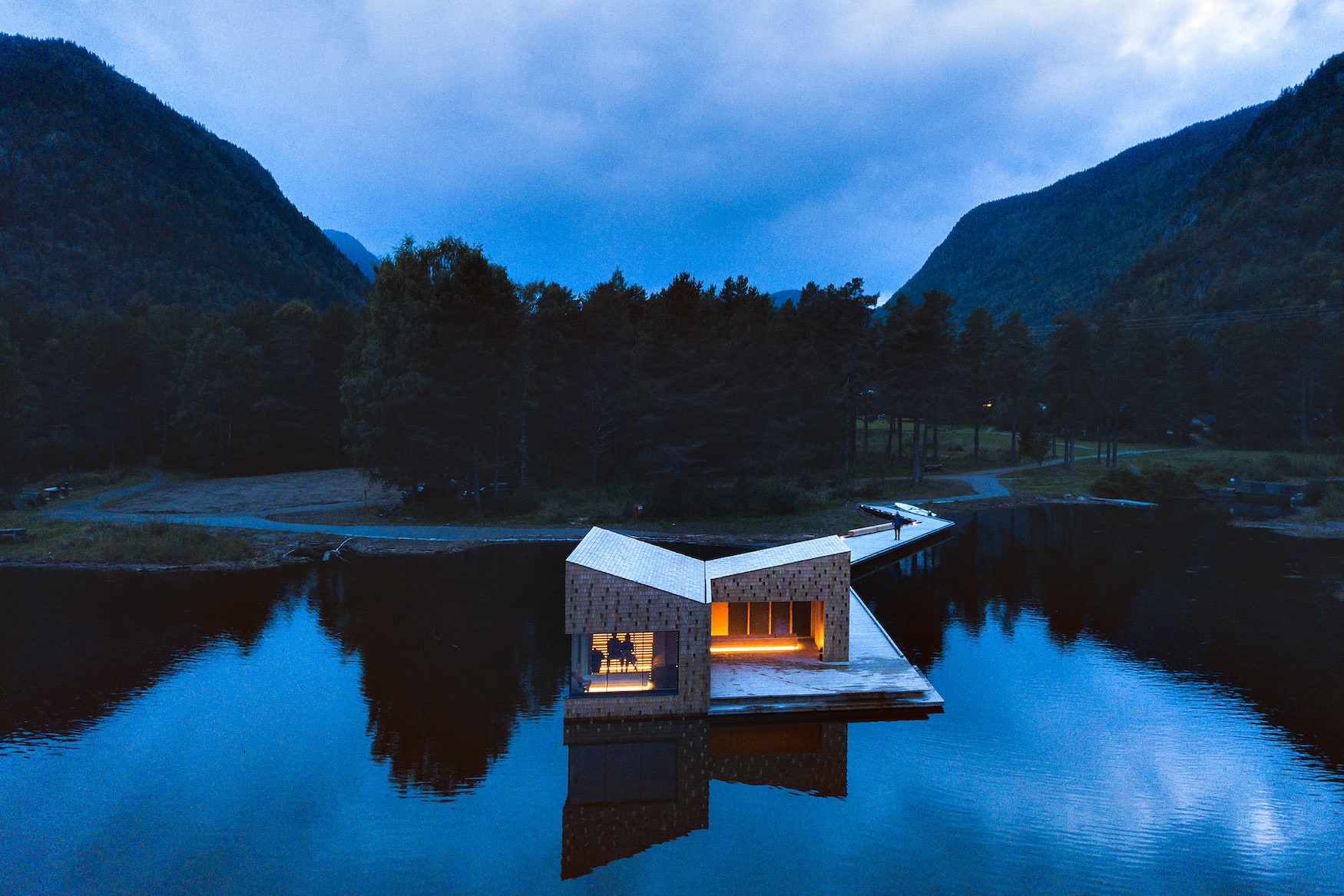 Sauna in Norwegen: Die Soria Moria Sauna in Telemark ist Teil einer Kunst-Installation und leuchtet bei Nacht
