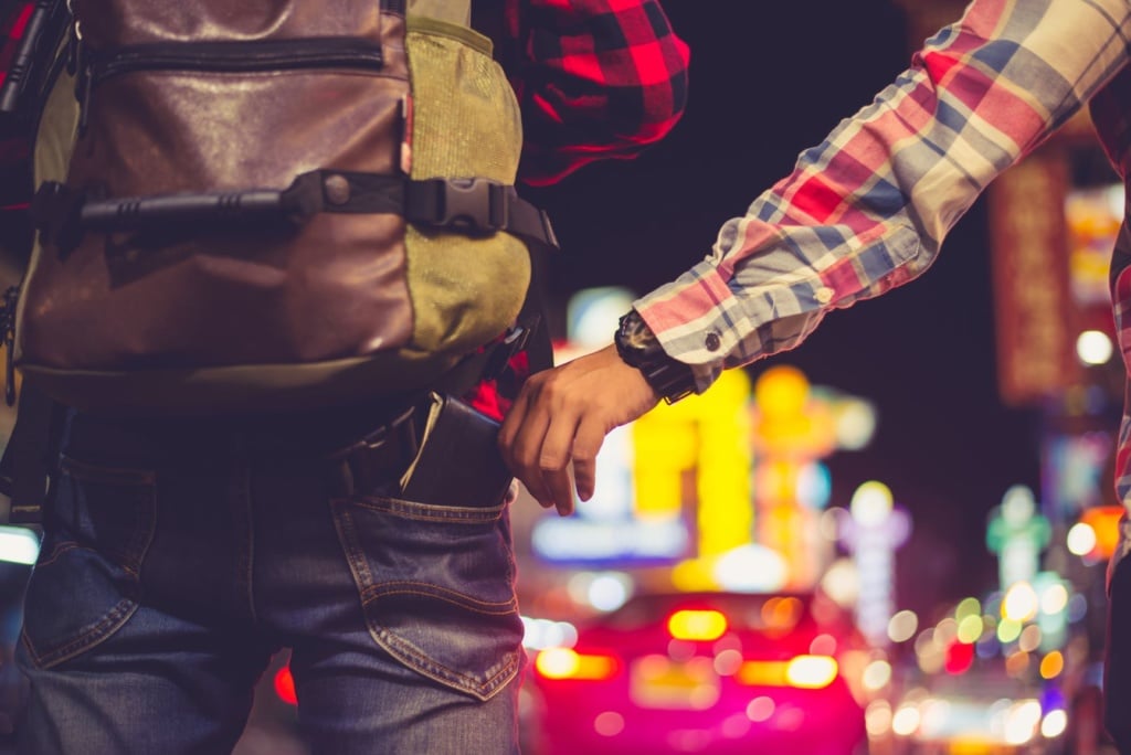 Taschendieb entwendet Geldbörse aus Hose eines Backpackers