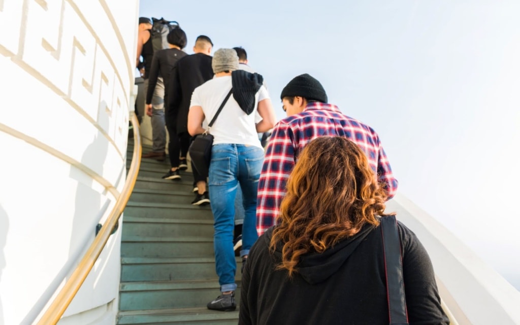 Touristen im Griffith Observatory in L.A. steigen Treppen hinauf